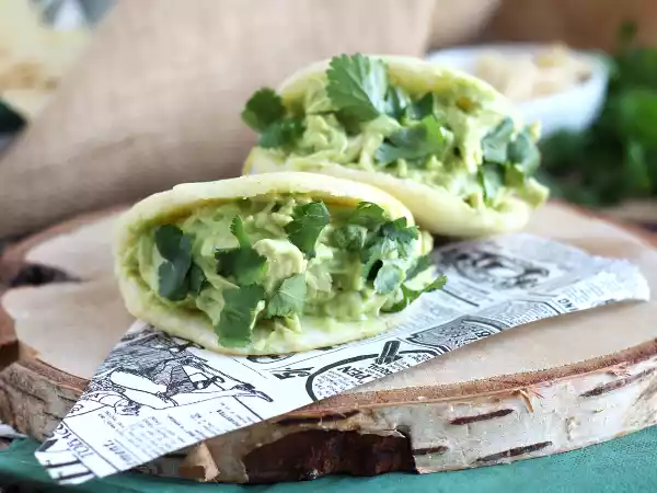 Rețetă Arepas umplute cu pui si avocado - reina pepiada