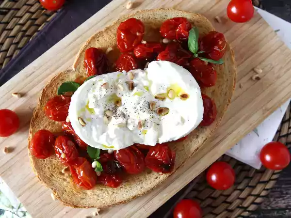 Rețetă Bruschetta cu roșii cherry și burrata
