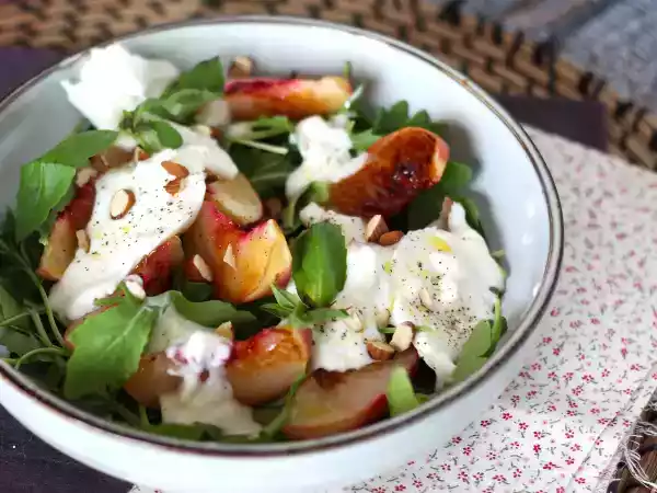 Rețetă Salată dulce-sărată cu piersici prăjite, rucola și burrata (aromele dulci ale verii)