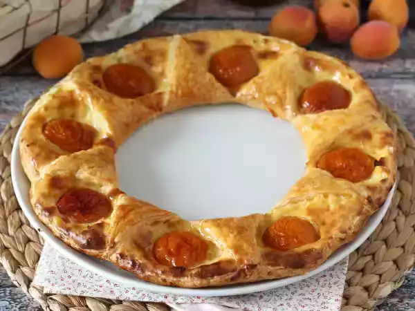 Rețetă Tarta oranaise - aluat de foietaj, cremă patiserie și caise