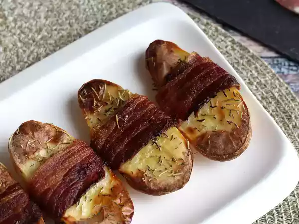 Rețetă Cartofi copți și acoperiți cu bacon afumat