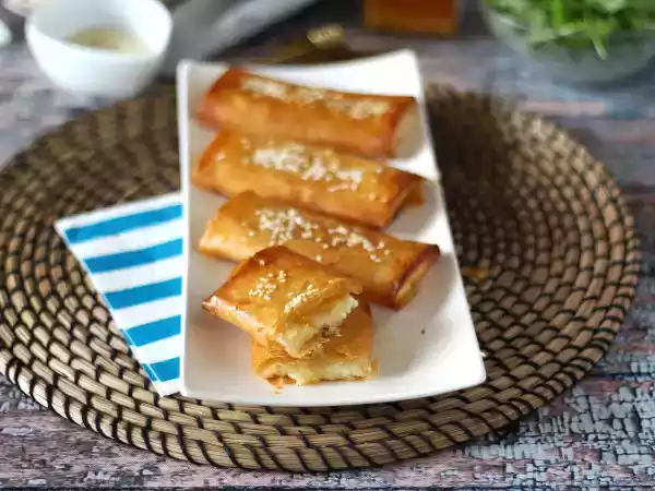 Rețetă Feta saganaki, rețeta grecească cu feta crocantă și miere
