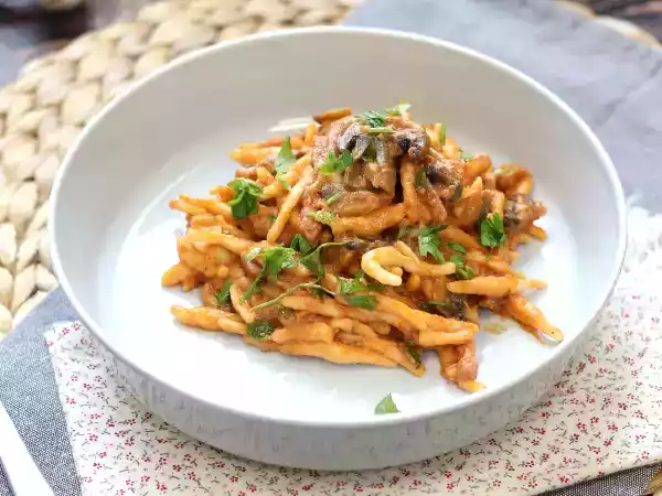 Rețetă Paste alla boscaiola, fel principal ideal pentru mesele de toamnă și iarnă