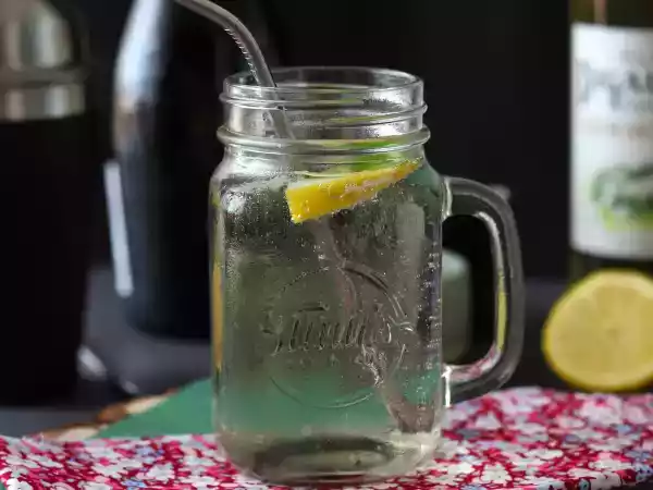 Rețetă Spritz hugo cu sirop de soc, un cocktail proaspăt și dulce