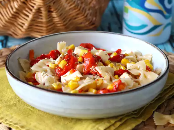 Rețetă Salată de paste reci, cu ardei, porumb și mozzarella