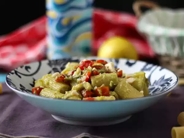 Rețetă Paste reci cu cremă de avocado, migdale și roșii cherry: vegetariene și foarte gustoase!