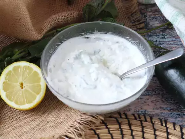 Rețetă Iaurt super-fresh din feta, sos de lămâie și mentă!