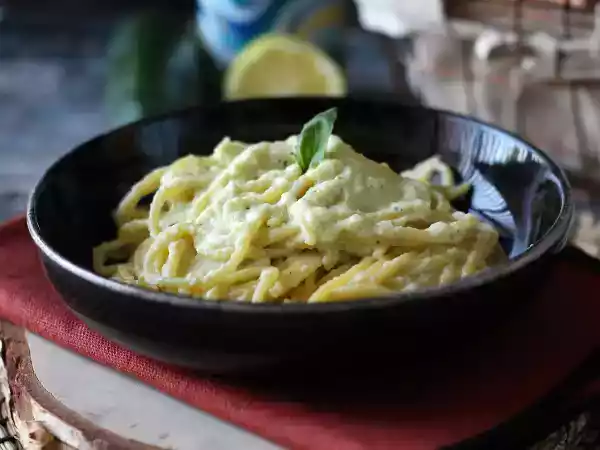 Rețetă Paste cremoase cu dovlecei și iaurt grecesc