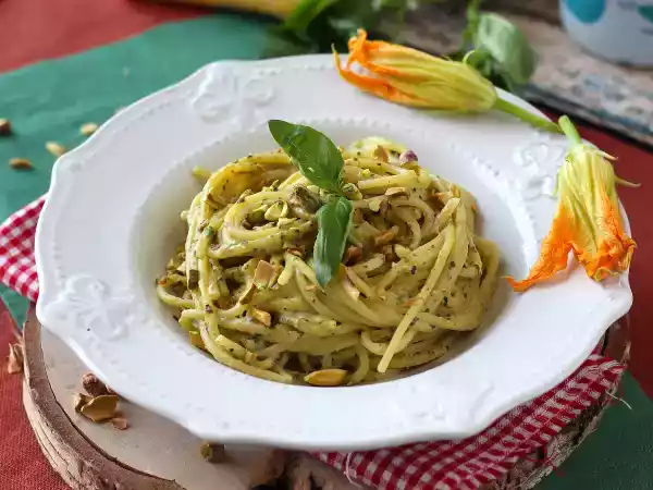 Rețetă Paste cu flori de dovleac, ricotta și fistic