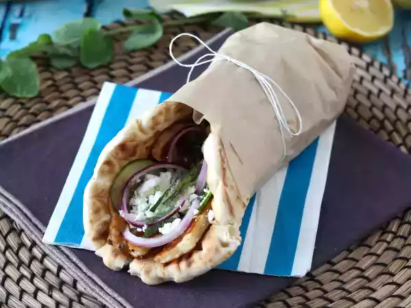 Rețetă Gyros cu halloumi, o versiune vegetariană a sandwich-ului grecesc!