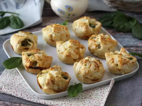 Rețetă Mini plăcinte pufoase cu spanac și brânză de capră
