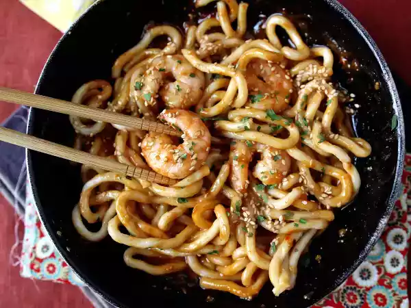 Rețetă Tăiței udon cu creveți și sos picant de arahide