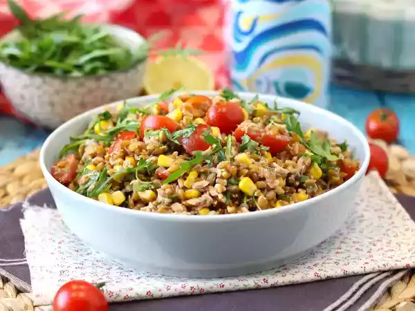 Rețetă Salată cu grâu și ton: rețetă ușoară, gustoasă și perfectă pe tot parcursul anului