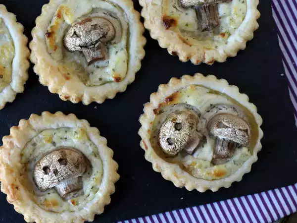 Rețetă Tarte de halloween cu ciuperci și brânză cu usturoi și ierburi