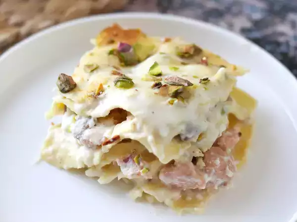 Rețetă Lasagna de somon cu burrata și fistic cremos și crocant