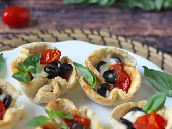 Rețetă Coșulețe de pâine cu mozzarella, roșii cherry și măsline negre