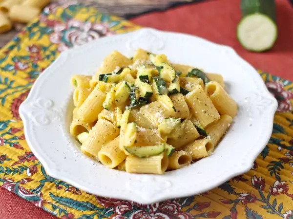 Rețetă Courgette carbonara: rețeta vegetariană ușor de preparat