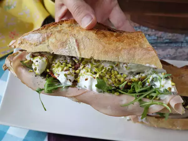 Rețetă Sandwich italian gourmet cu mortadella și brânză burrata
