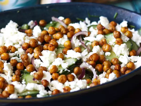 Rețetă Salată de castraveți, năut prăjit, avocado și feta