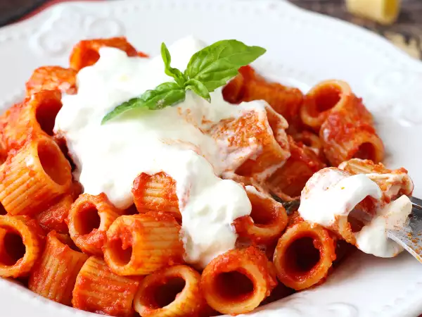 Rețetă Paste cu stracciatella și roșii cremoase: prim fel de mâncare gata în 10 minute