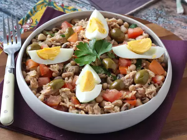 Rețetă Salată de porumb cu ton, ouă și măsline: preparat clasic portughez!