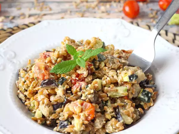 Rețetă Salată cremoasă de spelt cu dovlecei, vinete și roșii cherry