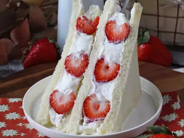 Rețetă Ichigo sando - sandvișul japonez cu căpșuni și frișcă!