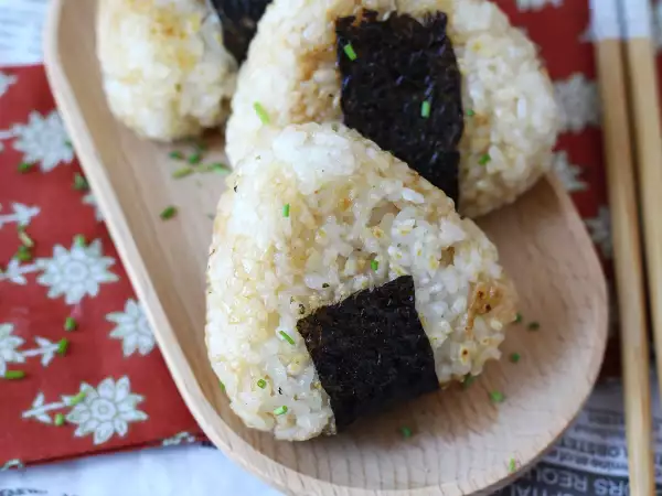Rețetă Onigiri prăjite, umplute cu brânză topită: o să le devorați!