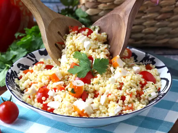 Rețetă Salată de cușcuș perlat cu surimi: proaspătă, ușor de preparat și perfectă pentru vară