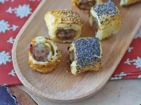 Rețetă Rulou cu cârnați și brânză la friteuza cu aer cald