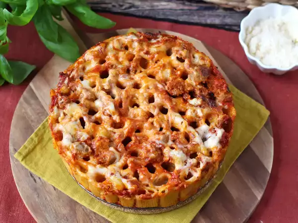Rețetă Timballo de rigatoni la cuptor cu cârnați, sos bechamel și mozzarella