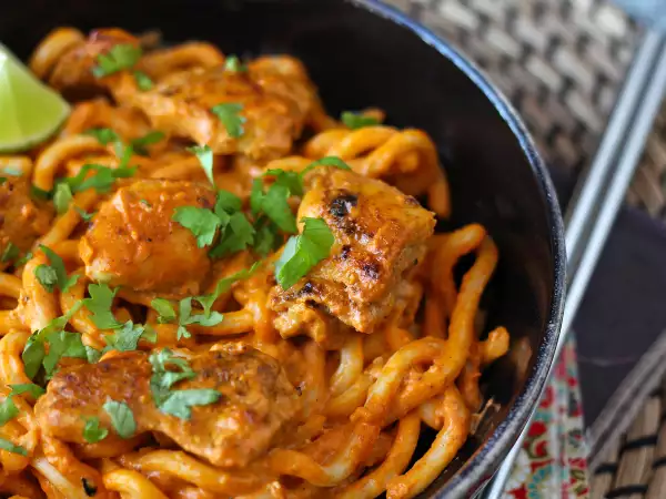 Rețetă Tăiței udon cu pui și sos cremos de curry thailandez