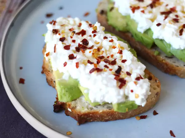 Rețetă Tartine cu avocado, brânză cottage și miere
