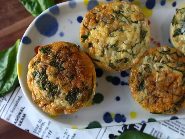 Rețetă Egg bites cu brânză cottage la air fryer: gustări ușoare și bogate în proteine