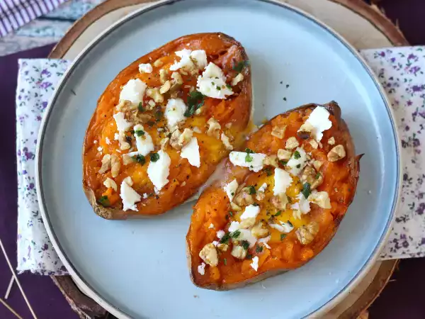 Rețetă Cartof dulce copt cu ou, brânză feta, miere și nuci