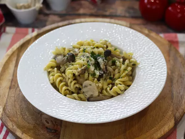 Rețetă Paste cu ciuperci shimeji și ciuperci brune, cu sos cremos
