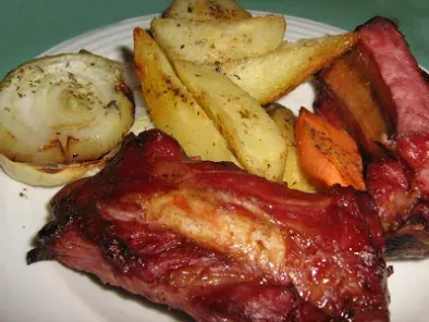 Coaste afumate de porc la cuptor cu cartofi si ceapa