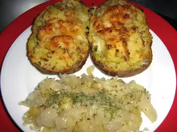 Rețetă Cartofi copti de doua ori cu salata de varza murata