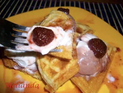 Rețetă Gofre sau waffles cu inghetata si dulceata de capsuni