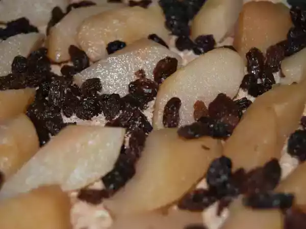 Rețetă Prajitura cu pere, stafide si crema de gris