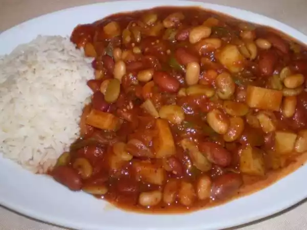 Rețetă Gulas de fasole si cartofi