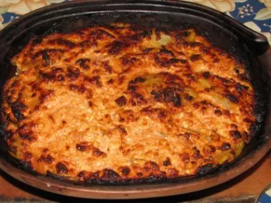 Rețetă Costita afumata, cartofi, ceapa si ardei in bere cu branza de oaie si sos de rosii