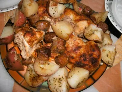 Rețetă Cartofi cu carnati si pui la cuptor