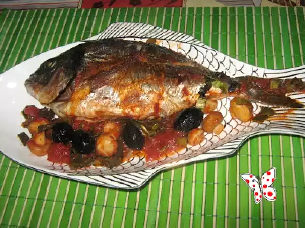 Rețetă Dorada regala in sos tomat cu masline si ciuperci