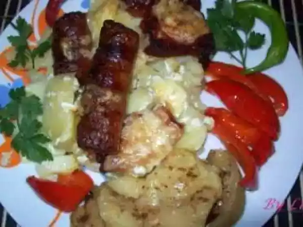 Rețetă Cartofi taranesti cu afumatura si cascaval