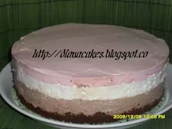 Rețetă Tort cu mousse de ciocolata si iaurt de capsuni