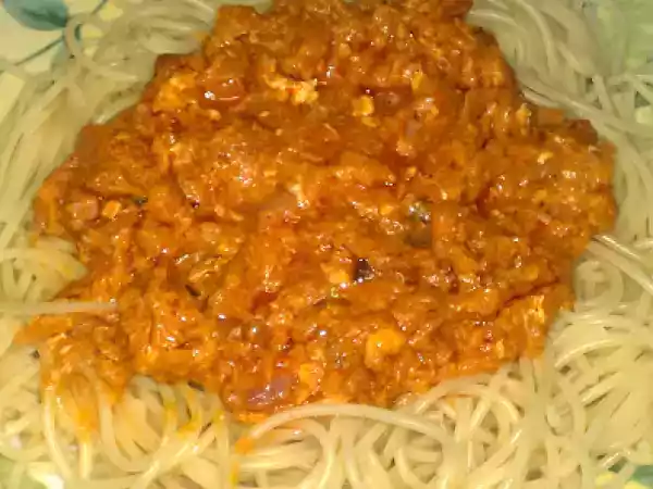 Rețetă Spaghete cu bacon si sos de rosii