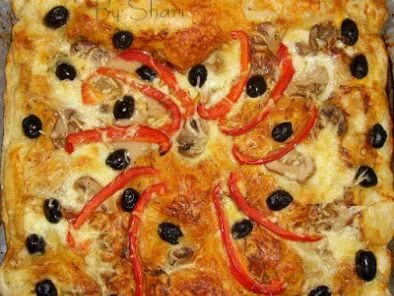 Rețetă Pizza cu ciuperci si masline si cu marginile umplute cu branza