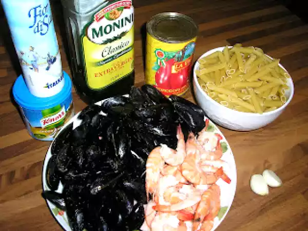 Rețetă Penne con cozze e gamberetti( pene cu scoici si creveti)