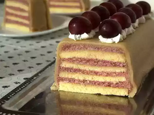 Rețetă Prajitura aromata cu crema din vin rosu